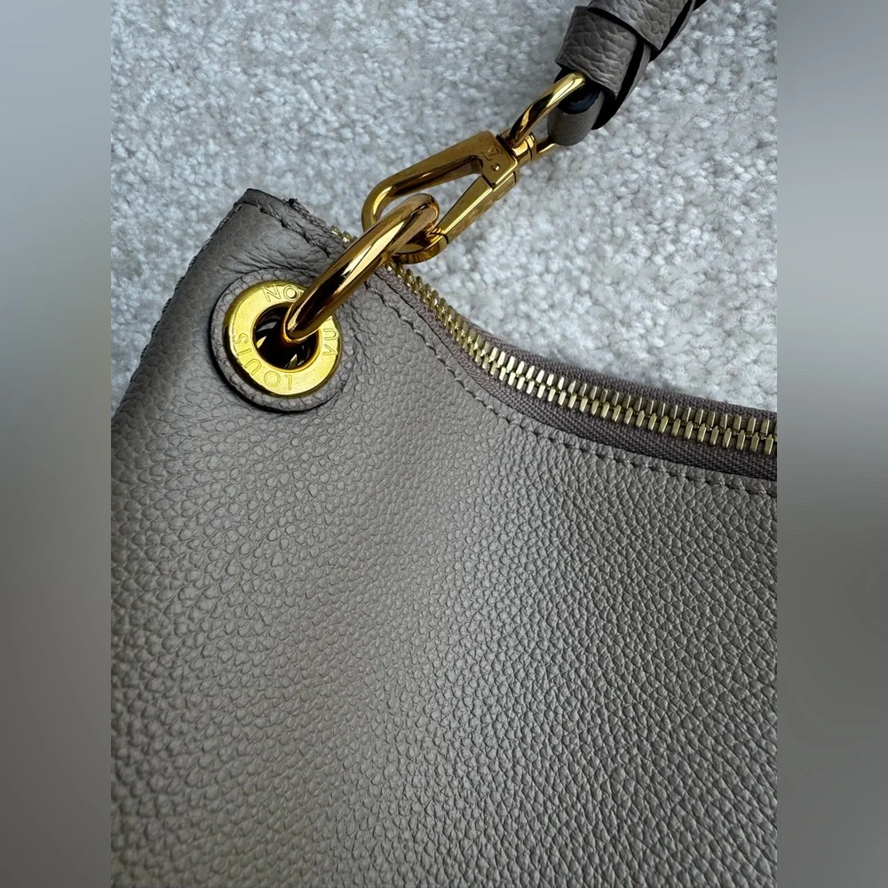 Louis Vuitton Maida Hobo MM Empreinte Leather in Tourterelle – New with Tags - Picture 5 of 16